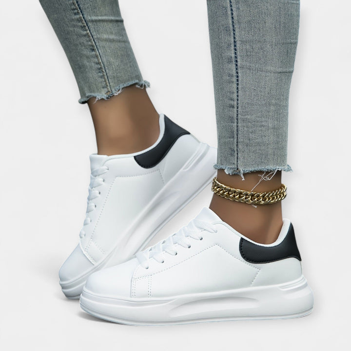 Zapatillas de piel blanca