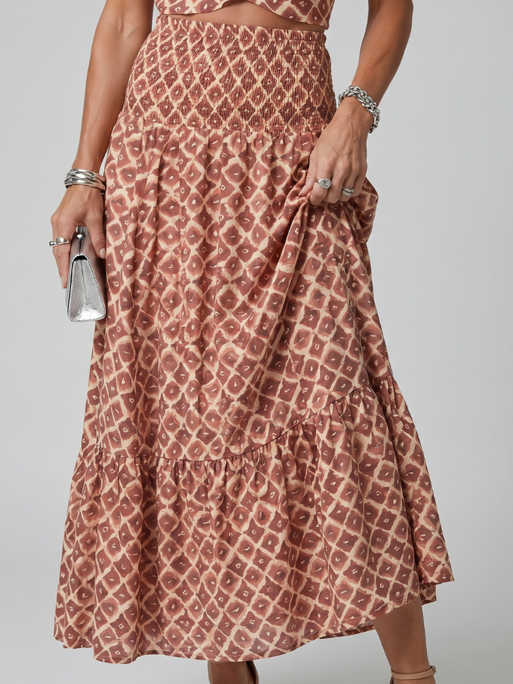 Amira | Vestido Midi Cortado con Estampado Geométrico y Cuello Halter Cruzado