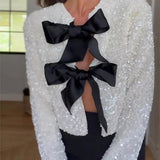 Chaqueta Elegante Brillante con Detalles de Pajarita Negra