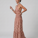Amira | Vestido Midi Cortado con Estampado Geométrico y Cuello Halter Cruzado