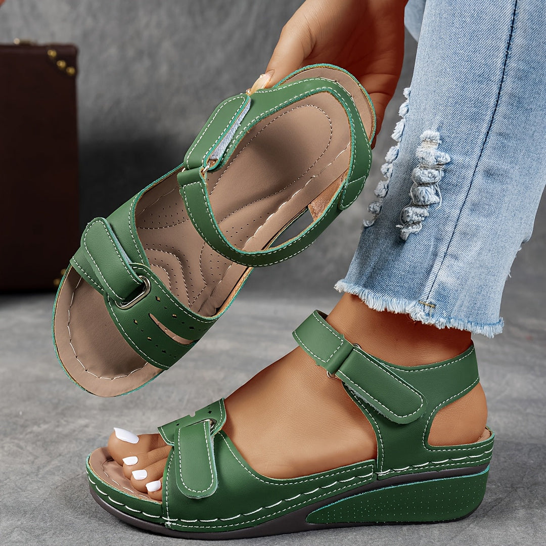 Sandalia de cuña con tres tiras de velcro para mujer