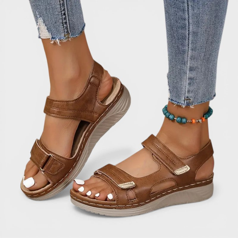 Sandalia ortopédica con velcro para mujer