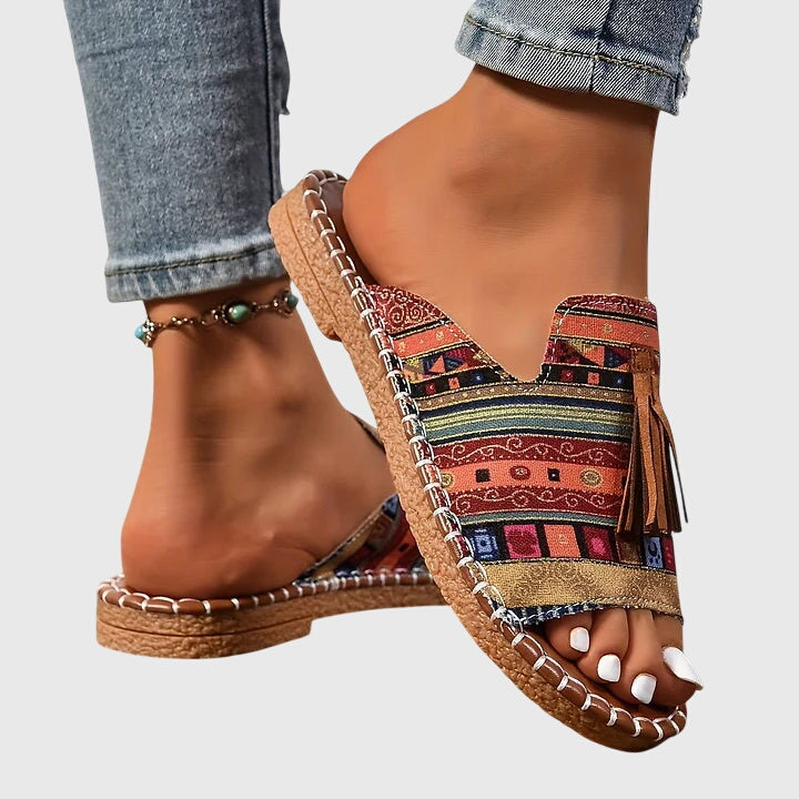 Sandalia plana estampada con flecos para mujer