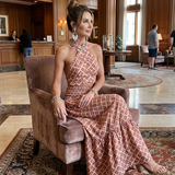 Amira | Vestido Midi Cortado con Estampado Geométrico y Cuello Halter Cruzado
