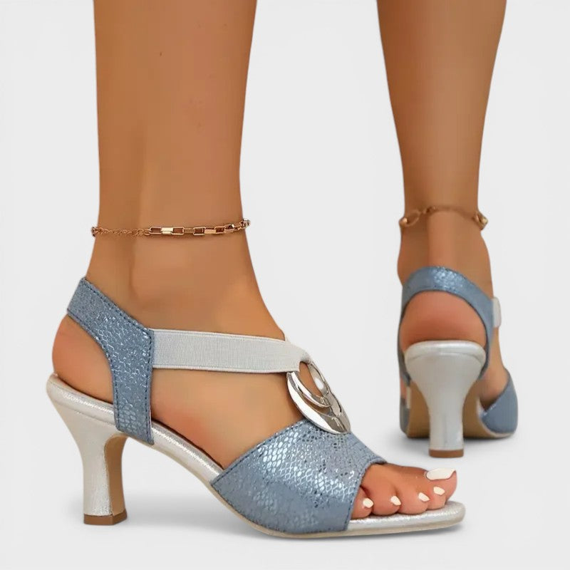 Sandalia de tacón con detalle de anilla para mujer