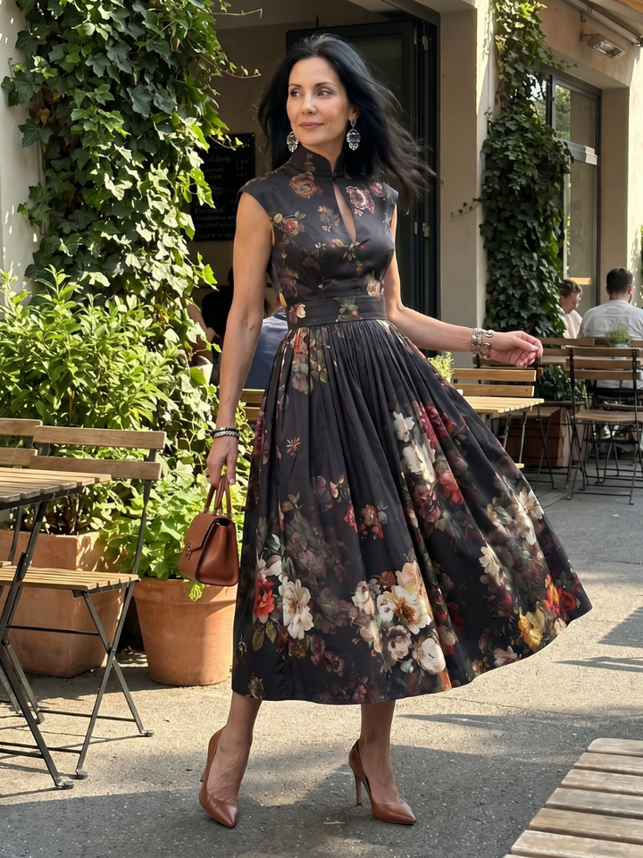 Paloma | Vestido Midi Plisado Floral con Cuello Alto y Abertura