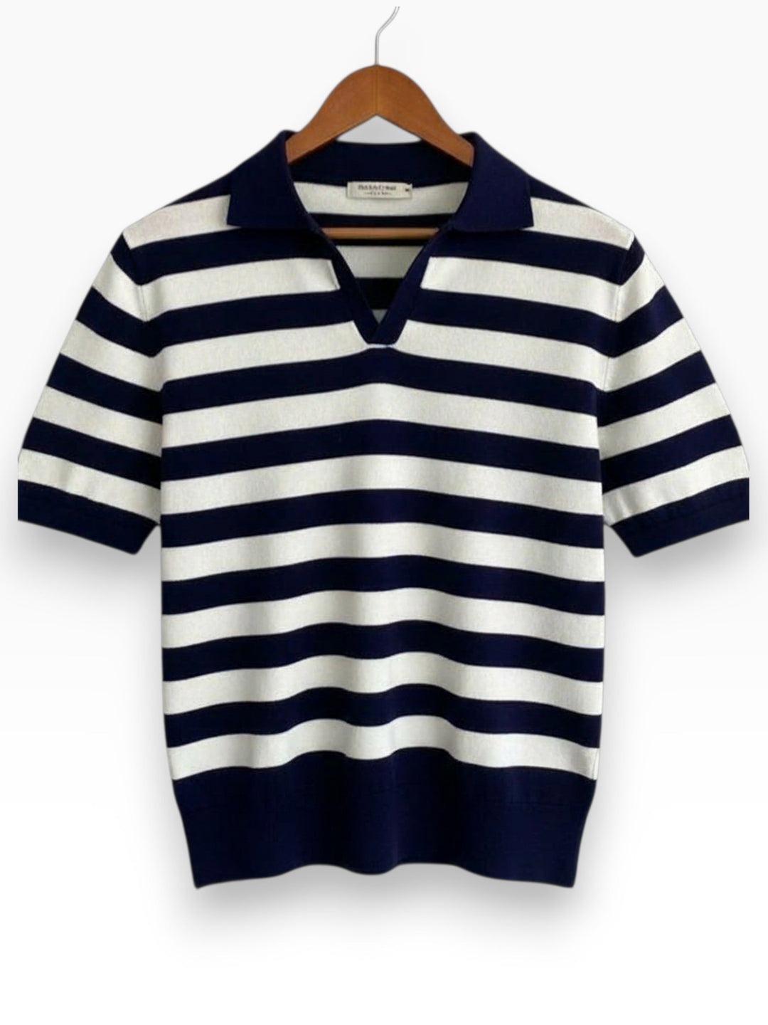 Levi — Polo Refinado con Estilo Contemporáneo