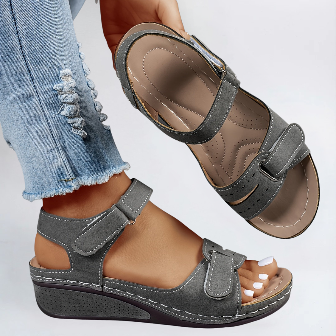 Sandalia de cuña con tiras ajustables para mujer