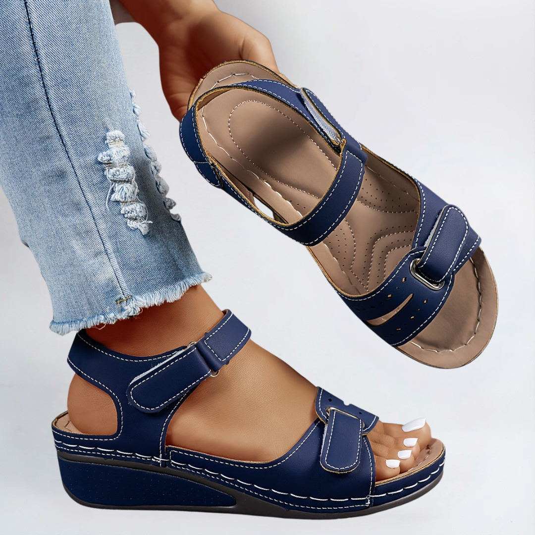 Sandalia de cuña con tiras ajustables para mujer