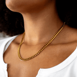 Collar con colgante de oro cubano