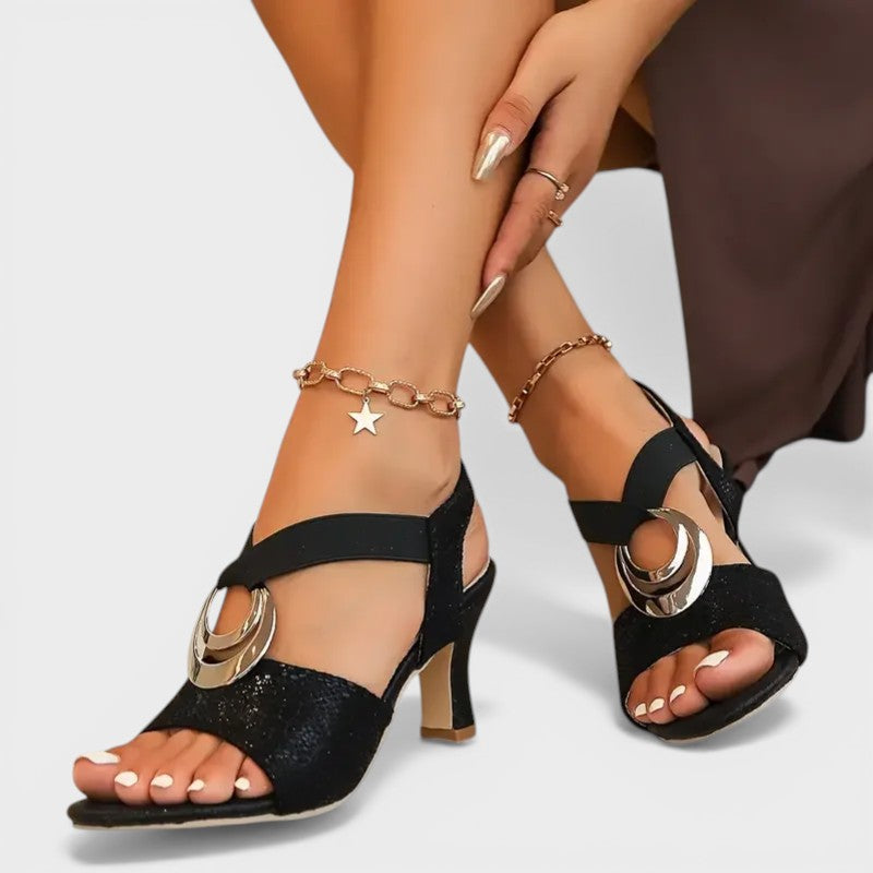Sandalia de tacón con detalle de anilla para mujer
