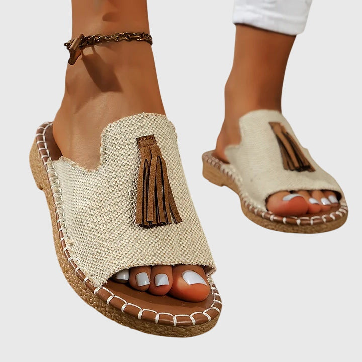Sandalia plana estampada con flecos para mujer