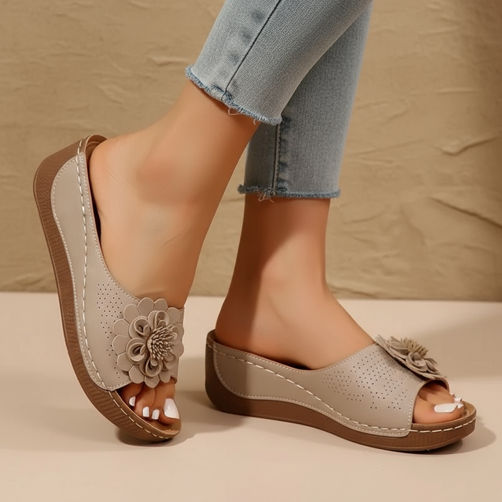Sandalia de cuña con flor para mujer