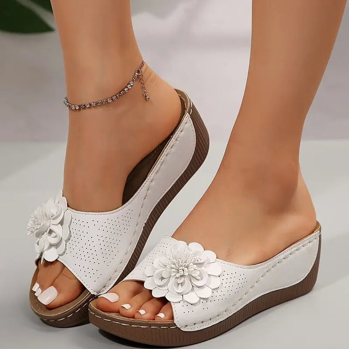 Sandalia de cuña con flor para mujer